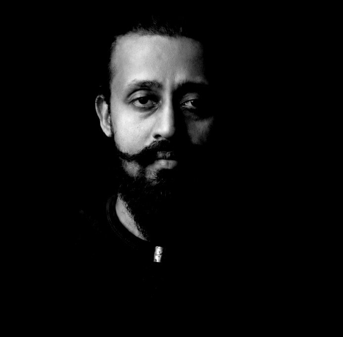 Black and white portrait of the artist eadekunst